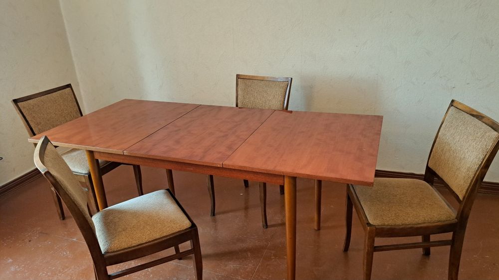 Stół i krzesła z lat 60 70 pachną PRL