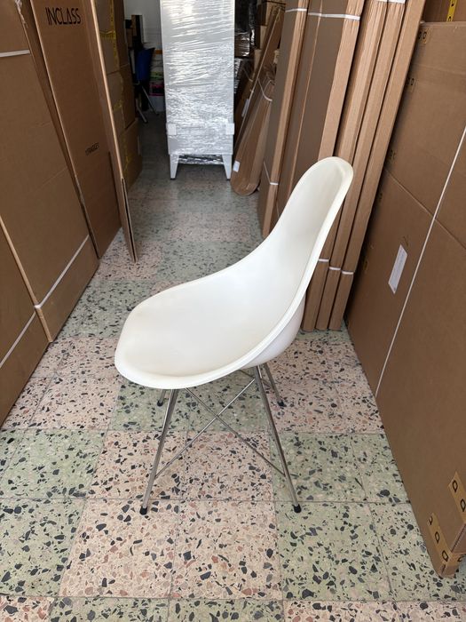 Cadeiras brancas com pés cromados