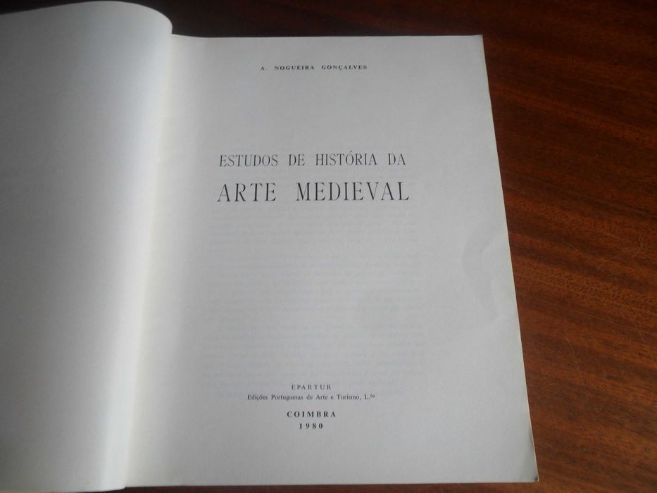 "ESTUDOS DE HISTORIA DA ARTE MEDIEVAL" de A. Nogueira Gonçalves - 1ª Edição de 1980