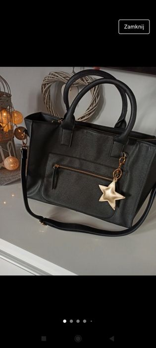 Czarna sztywna torba mieszcząca A4