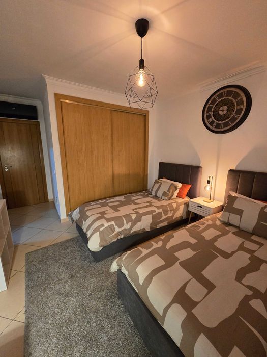 Moradia mobilada e equipada em condomínio fechado com piscina