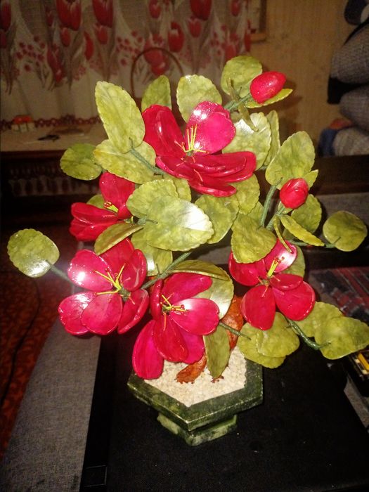 Старинная скульптура пионы из камня