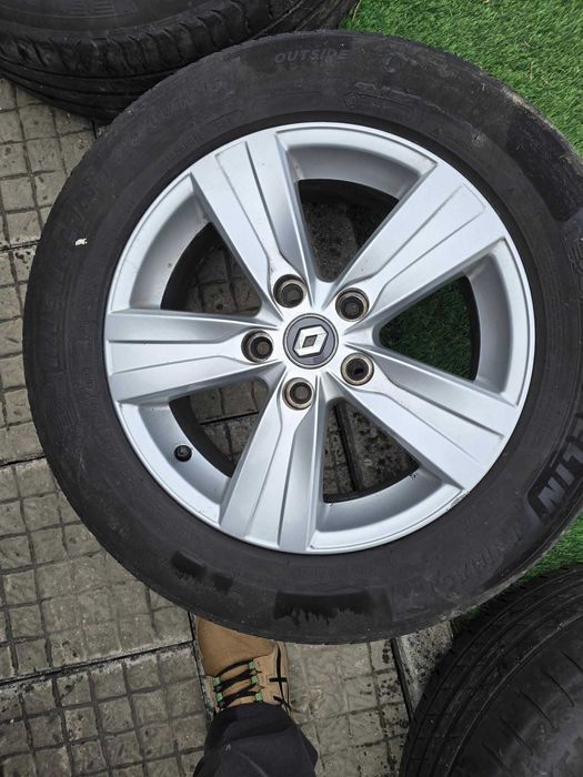 Vendo jantes e pneus  215 60 r 16 para Renault talisman/megane.