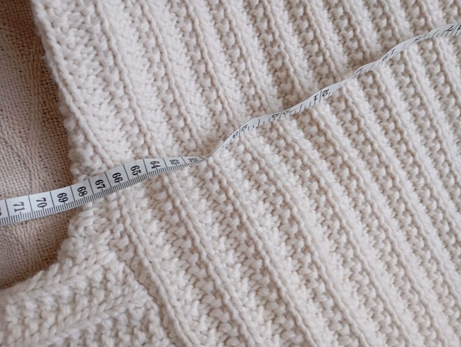 H&M XL śmietankowy luźny sweter oversize o grubym splocie z frędzlami
