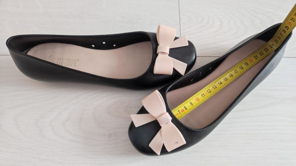 Czarne gumowe baleriny