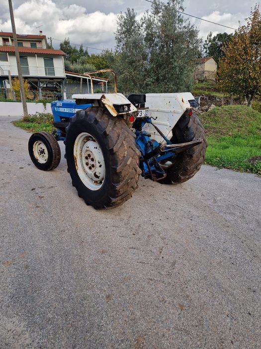 Tractor Ford 4100 com pá frontal