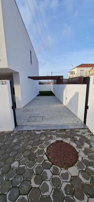 Aluga-se moradia em banda T3 (acabada de construir)