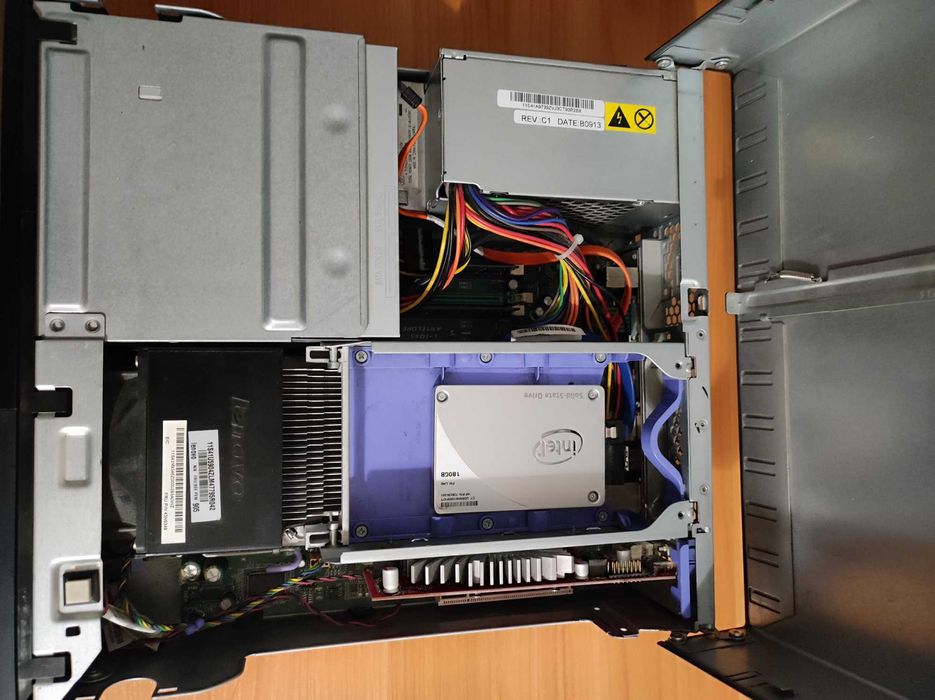 Komputer Lenovo ThinkCentre 8GB Ram, grafika Radeon, SSD, Win 10