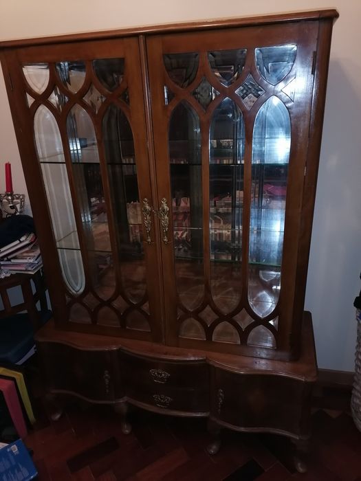 Móvel antigo elegante, com vidro e espellho a realçar a sua beleza.Em bom estado.