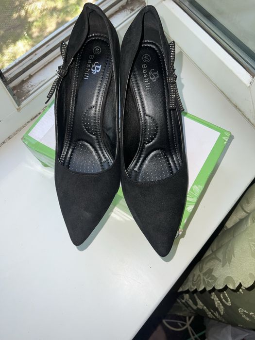 Продам чорні велюрові туфлі,39-40