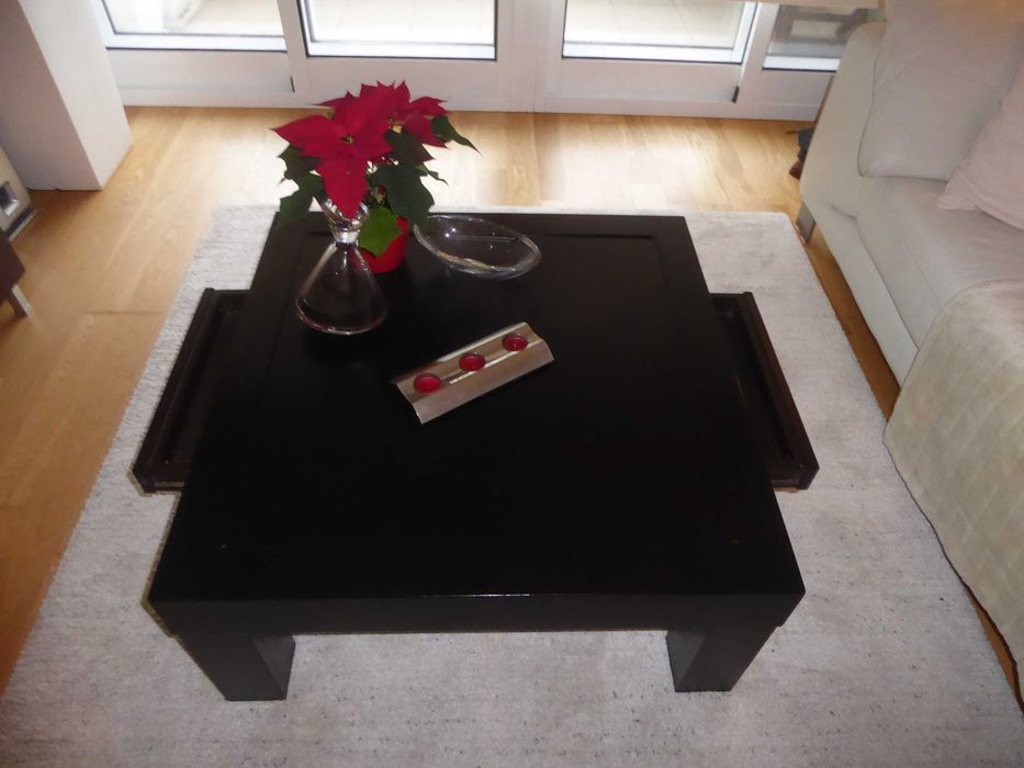 Mesa quadrada de centro com gavetas