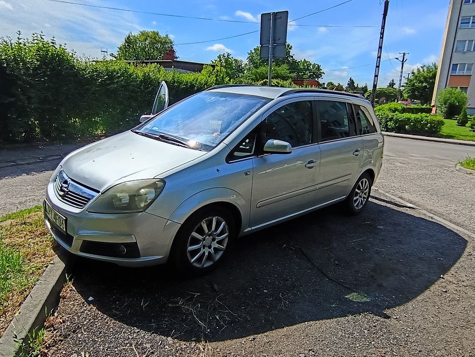 Opel Zafira  b . Uszkodzony