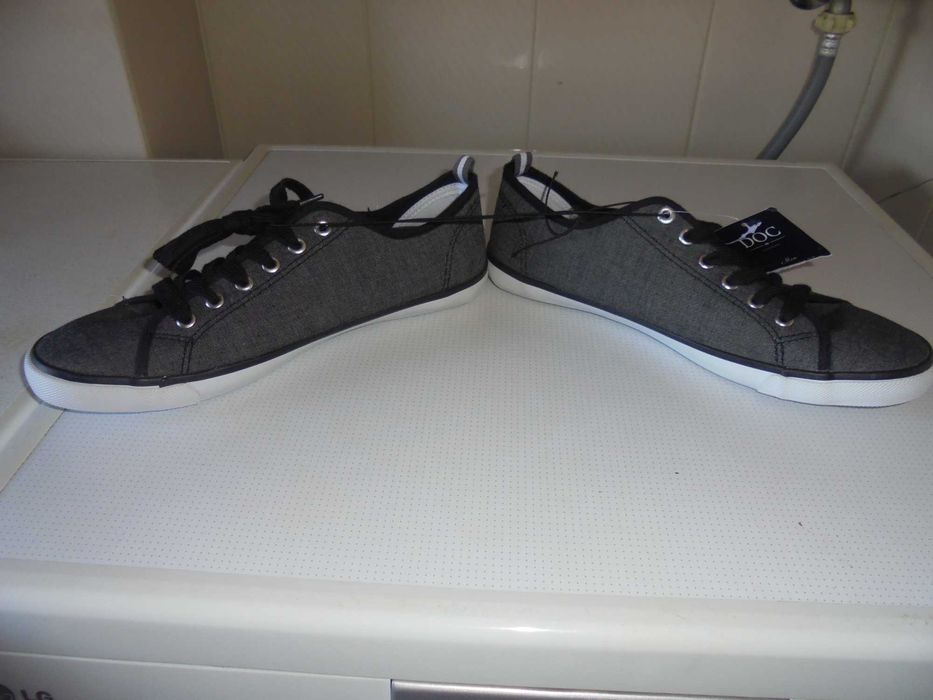 ténis de homem novos com etiqueta