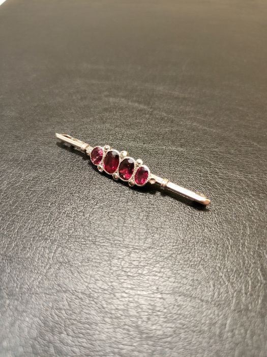 Alfinete de Senhora Prata e Granadas