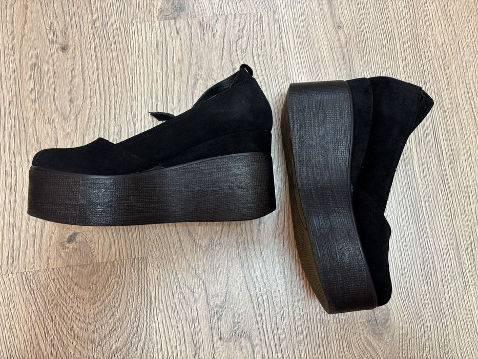 Чорні туфлі на танкетці