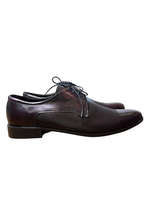 Buty męskie eleganckie skórzane burgundowe półbuty Derby z ozdobnym tłoczeniem rozmiar 41 E628NWO KABIR BURGUND