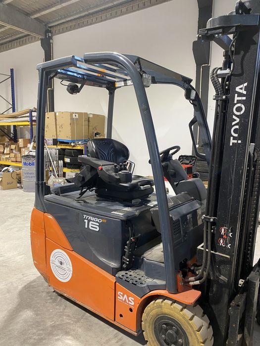 Empilhador elétrico Toyota 1600kg mastro 3,3mt