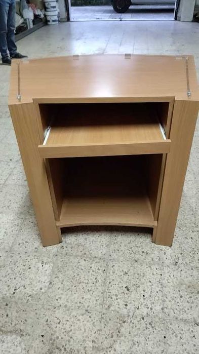 Balcão de atendimento em faia, com a frente revestida a aço escovado