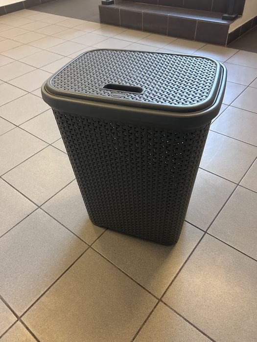 Szary kosz na pranie