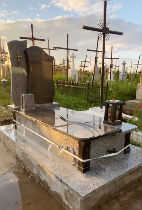 Гранітні памятники.