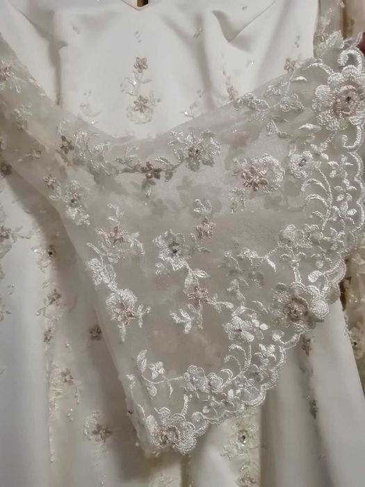 Suknia ślubna ecru.