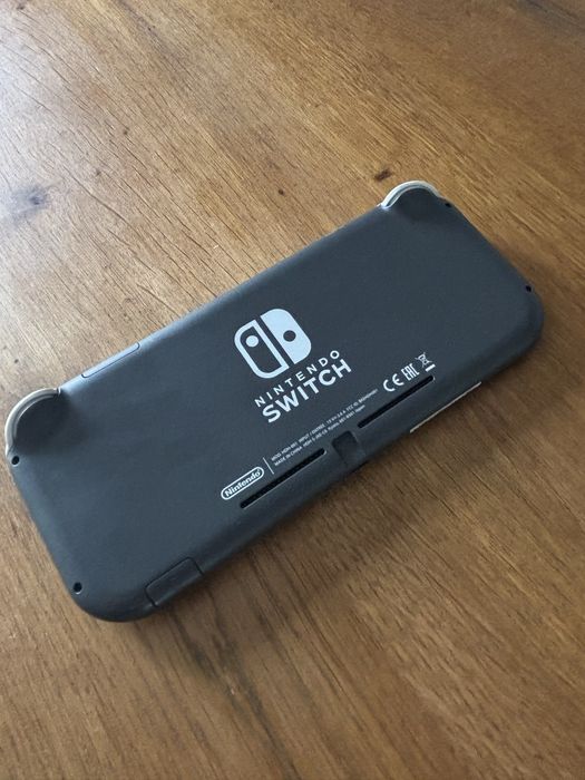 Nintendo Switch Lite c/ case e jogo MarioKart Deluxe 8