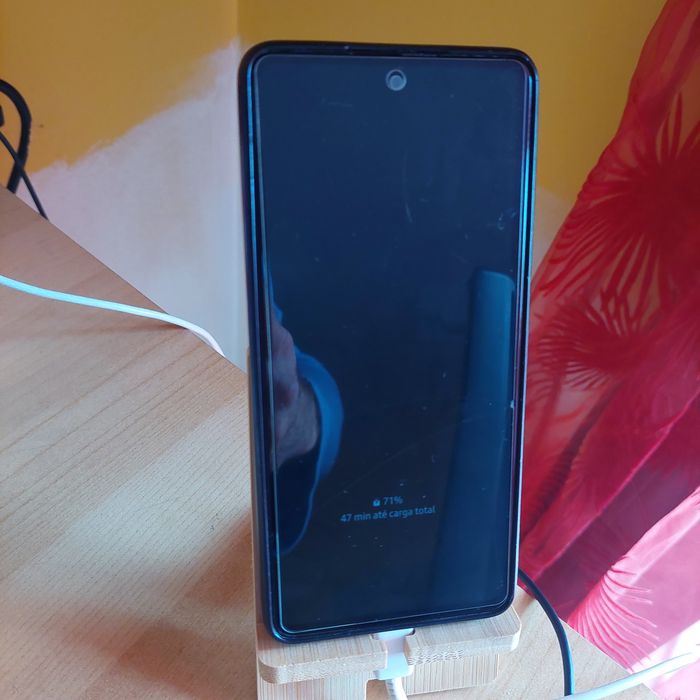 Suporte de telemóvel em bambu