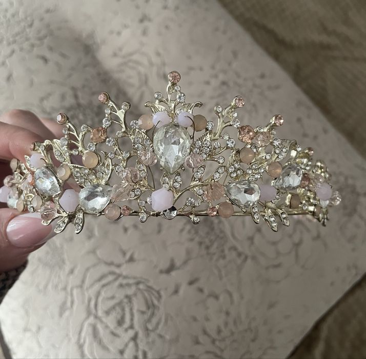 Продам випускне плаття 3000 грн. В подарунок діадема до сукні.