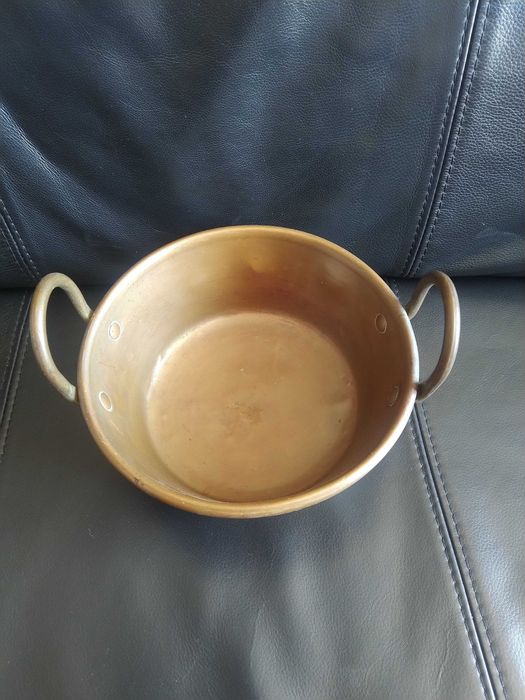 Antiga panela de cobre muito bem conservada