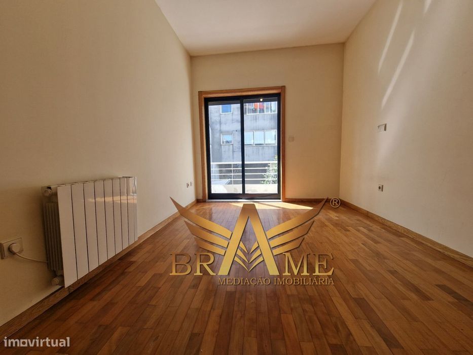 Apartamento T2 Com Lugar De Garagem | Rua Da Constituição - Porto