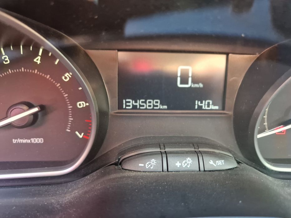 Peugeot 2008 1.2 style 2018 poucos kms