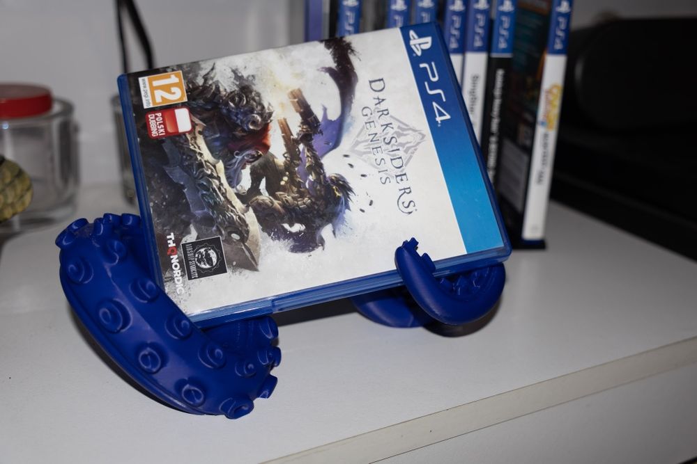 Stojak na pad i pudełko używanej gry  unikatowy od PlayStation do Xbox