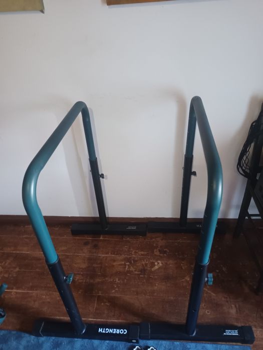 Barras paralelas semi novas, com altura ajustável