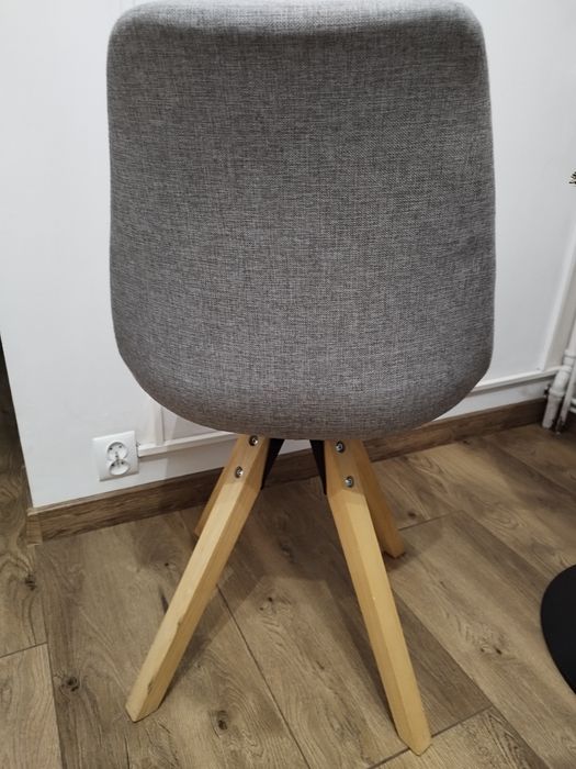 2 Krzesła, miesiąc używane.