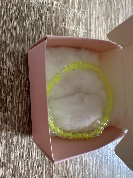 Sprzedam bransoletkę z szklano-żółtych koralików.
