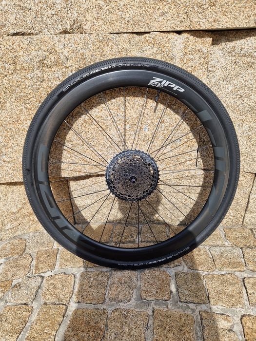 Rodas Zipp 303S com pneus Scwalve G one