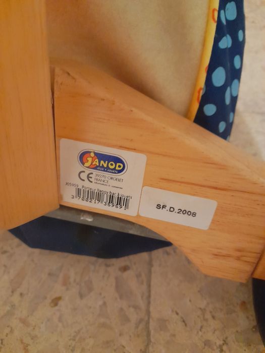 Triciclo com compartimento para transportar brinquedos