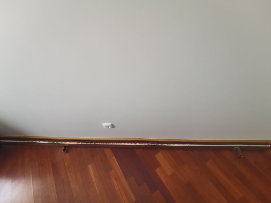 Vendo calha de cortinados em madeira nogueira