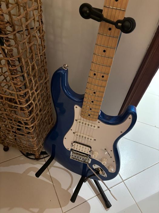Guitarra eléctrica Squier Stratocaster e amplificador