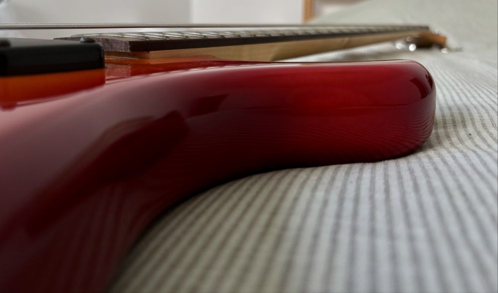 Guitarra baixo Wesley ‘The Bullhorn’ 24 trastes (duas oitavas)