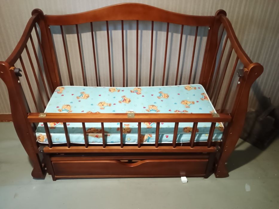 Детская кроватка с маятниковым мехг