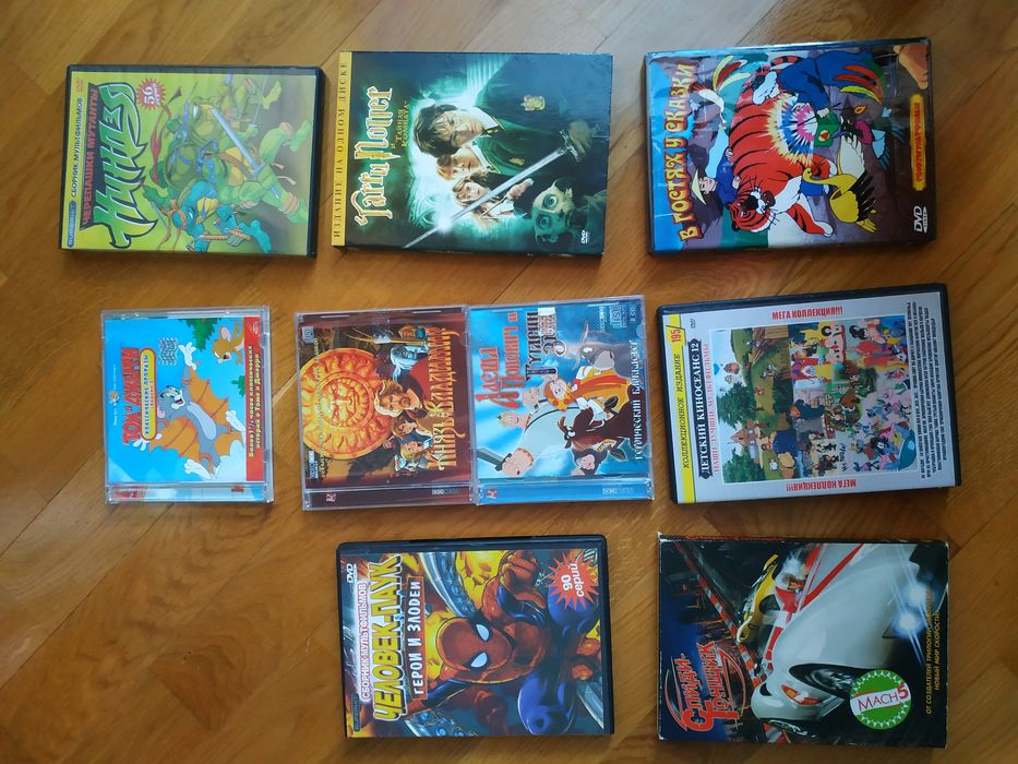 Диски з фільмами і мультфільмами.