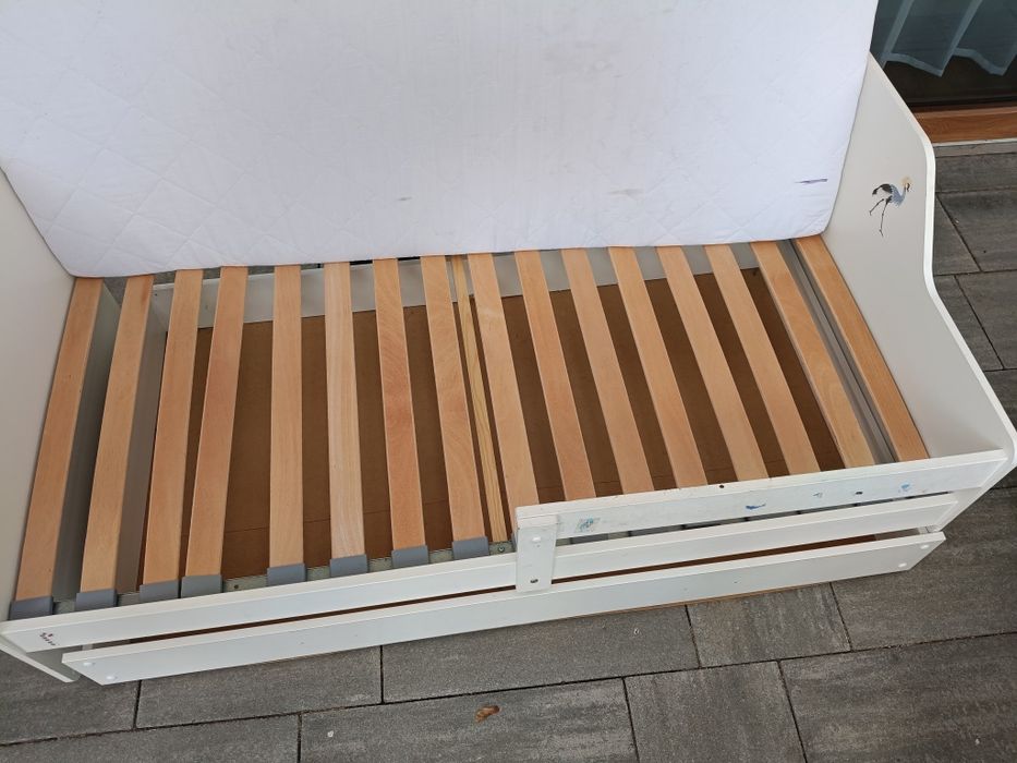 Łóżko dziecięce białe z barierką i szufladą – 85×165 cm