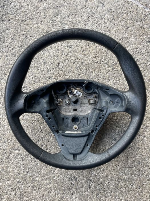 Volante Ford Fiesta VI. Em otimo estado para estofar a pele.