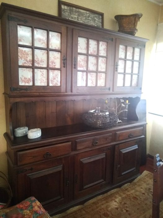 Louceiro em castanho maciço em muito bom estado