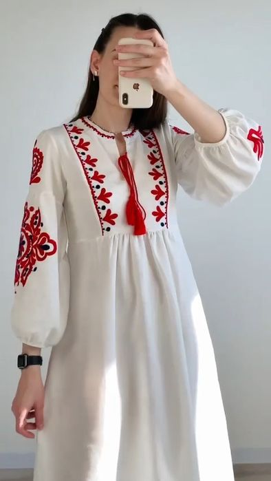 Вишита сукня міді