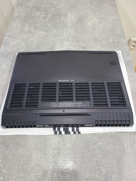 Alienware 17 R5 — GTX 1070 8GB VRAM / i7-8750H / 16 RAM / справжня олдскульна легенда