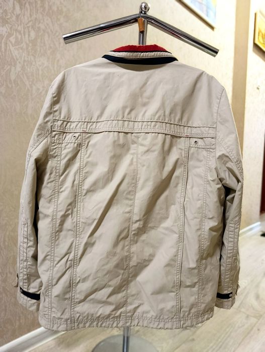 Чоловіча куртка у бежевому кольорі