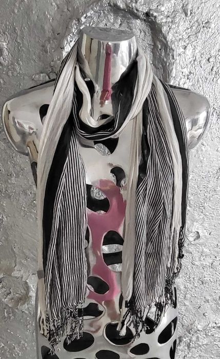 Guess szal  biało czarny