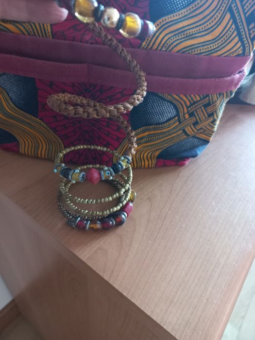 Pulseira muito original, composta por vários materiais